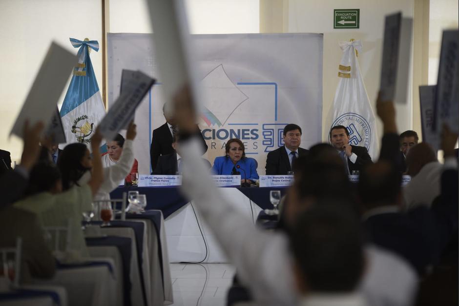 Los fiscales de los partidos políticos se oponen a los sistemas de transmisión de resultados que adquirirán las Juntas Electorales del Distrito Central y Departamental de Guatemala. (Foto: Wilder López /Soy502)