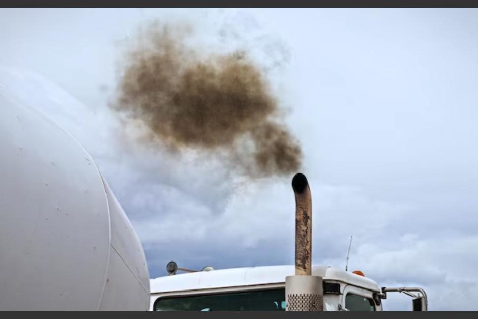 Un cami&oacute;n expuls&oacute; mucho humo mientras transitaba por la calzada Aguilar Batres y el momento qued&oacute; captado en video. (Foto: captura de pantalla)&nbsp;