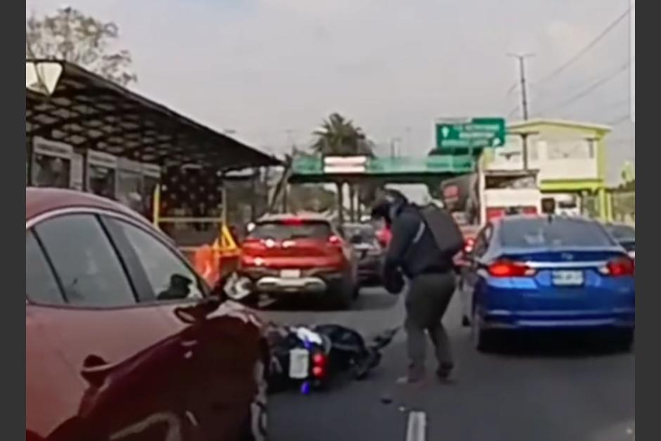 Un motorista termin&oacute; en el suelo luego de patear un veh&iacute;culo. (Foto: captura de video)
