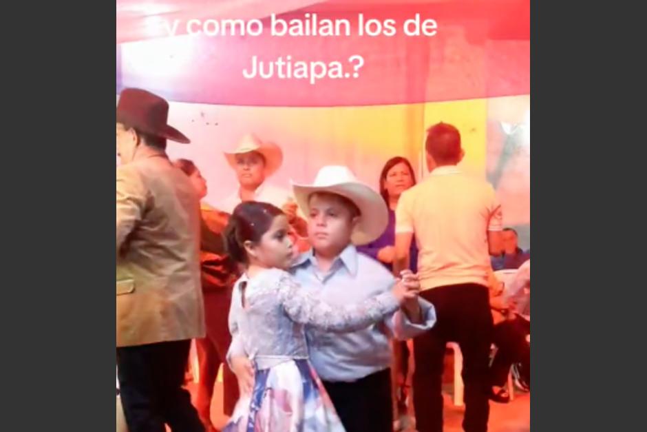 La pareja de niños guatemaltecos sorprendió con sus habilidades de baile. (Foto: captura de video)