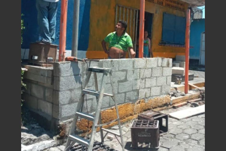 Vecinos denunciaron que est&aacute;n ampliando una vivienda utilizando la banqueta de uso com&uacute;n. (Foto: redes sociales)