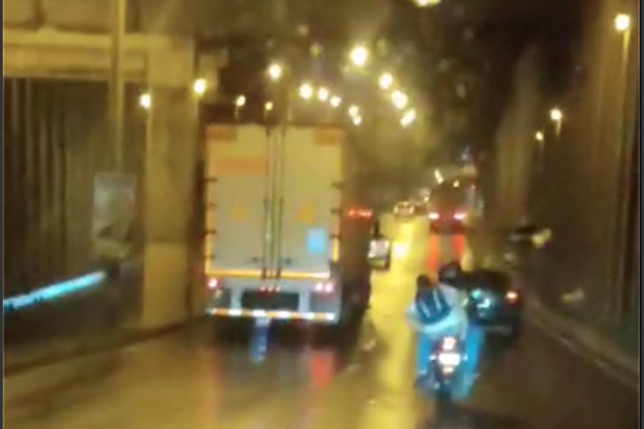 El acompa&ntilde;ante del motorista est&aacute; apunto de caer. (Foto: captura de video)