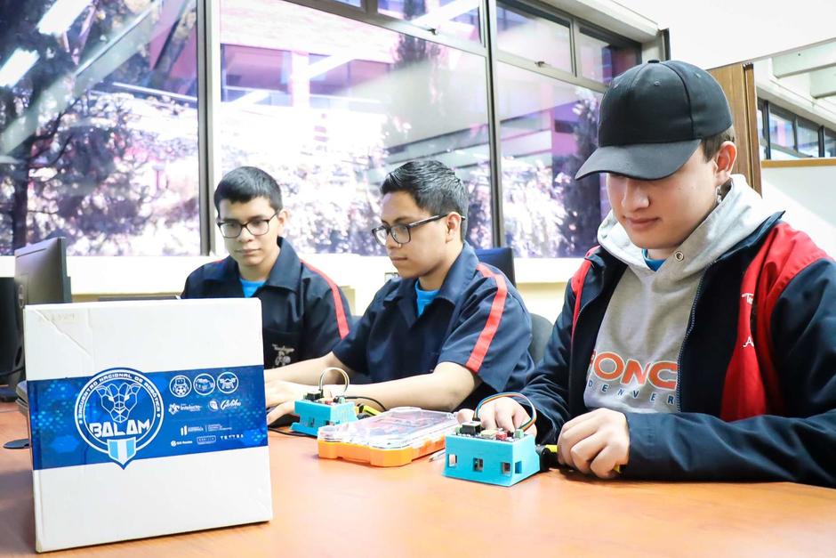 J&oacute;venes compiten por quedar entre finalistas para participar en el Campeonato de Rob&oacute;tica en Singapur. (Foto: Senacyt)