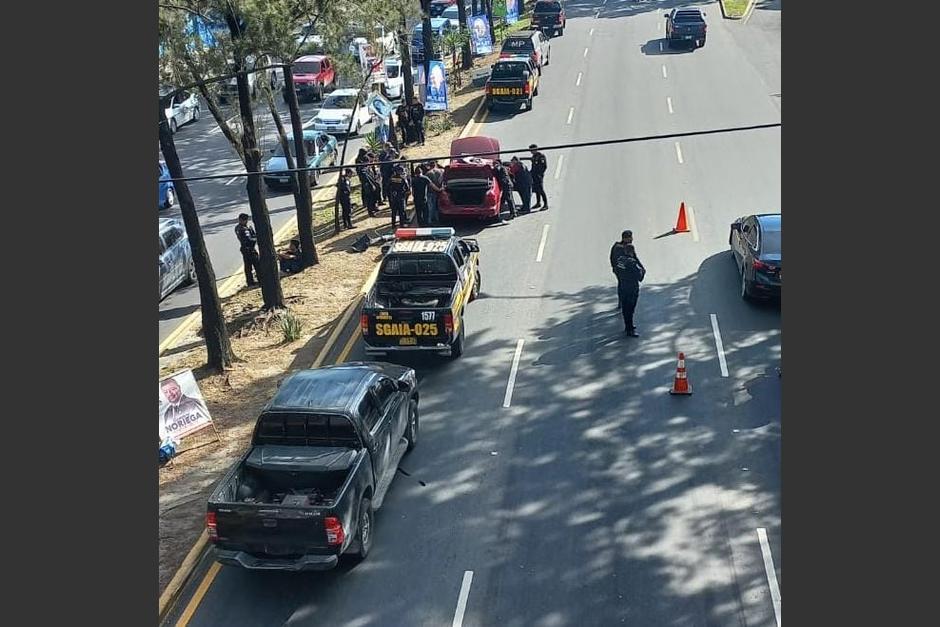 La PNC encontr&oacute; posible droga en el veh&iacute;culo que inspeccionan sobre el Perif&eacute;rico. (Foto: PNC)