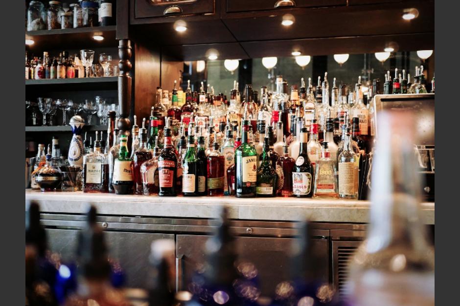 El hombre le estaba dando bebidas alcoh&oacute;licas a menores de edad. (Foto ilustrativa: Pixabay)