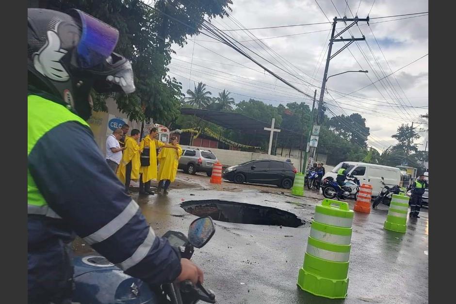 Alertan por la formación de un nuevo agujero, esta vez en la zona 4 del municipio de Villa Nueva. (Foto: Twitter/@oco_motora)