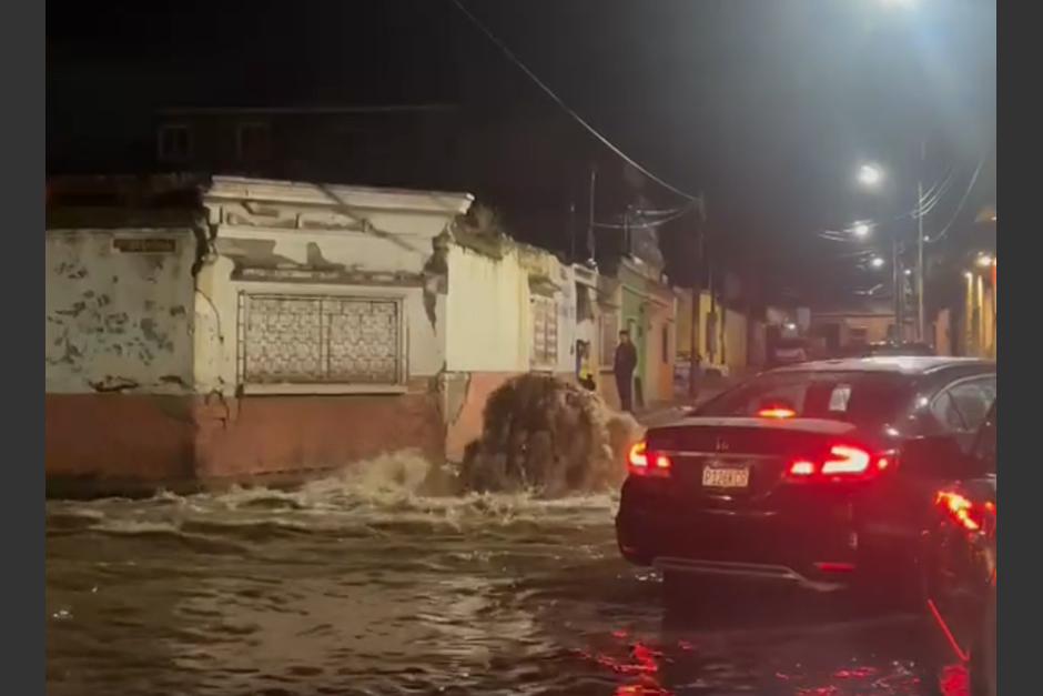 Las fuertes lluvias provocaron el colapso de drenajes en Xela. (Foto: captura de pantalla)&nbsp;