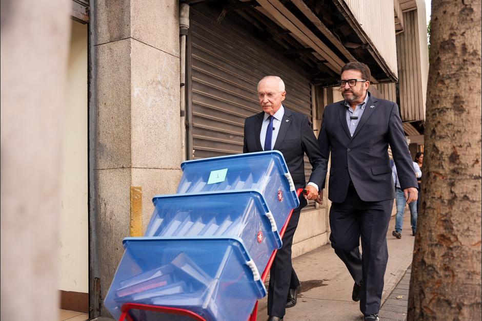 El candidato presidencial por el Partido Cabal lleg&oacute; al Congreso cargando cajas pl&aacute;sticas. (Foto: Partido Cabal)