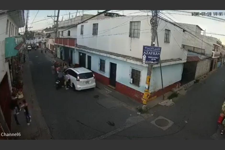 Varios accidentes de tránsito en un sector de Mixco quedaron registrados en una cámara de seguridad. (Foto:&nbsp; captura de pantalla)&nbsp;