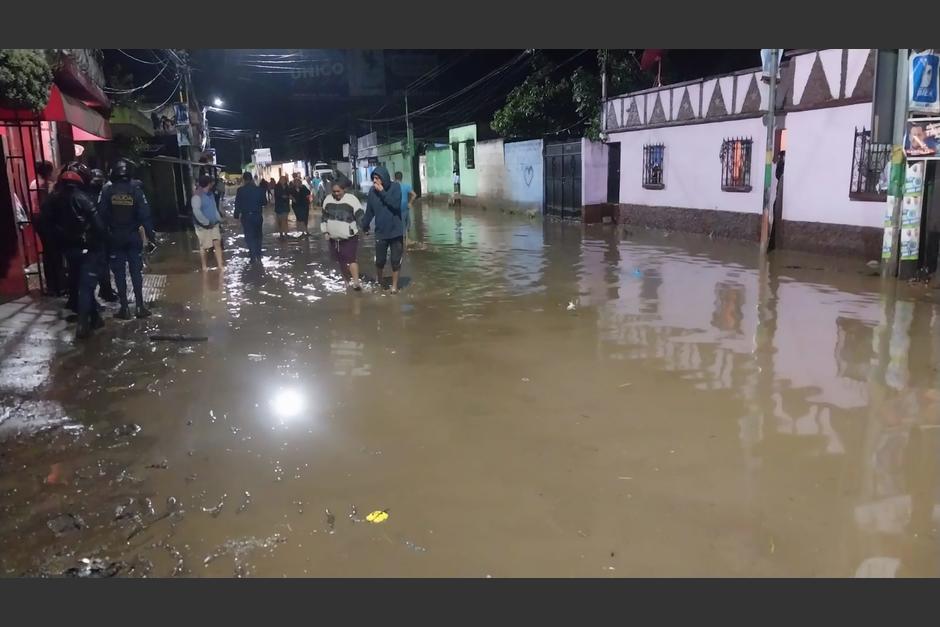 El Ríos Platanitos se desbordó a causa de las fuertes lluvias y causó inundaciones en San Miguel Petapa. (Foto: Conred)