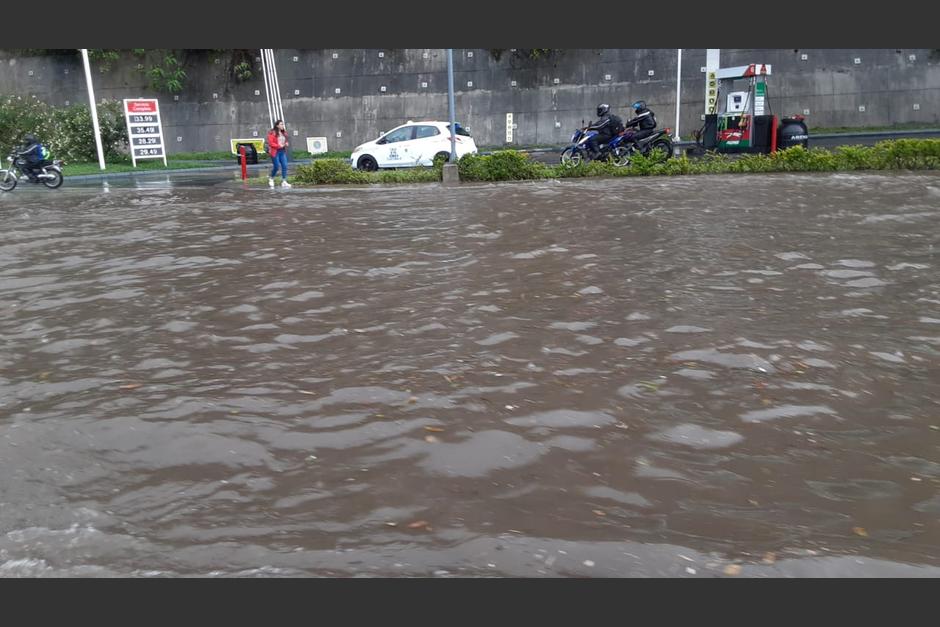 El viento fuerte y las intensas lluvias han provocado inundaciones en distintos puntos de la Ciudad de Guatemala. (Foto: redes sociales)