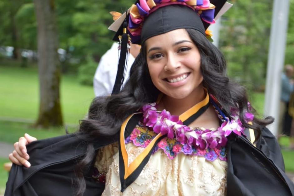La reci&eacute;n graduada enfermera obtuvo grados de excelencia acad&eacute;mica. (Foto: Redes sociales)