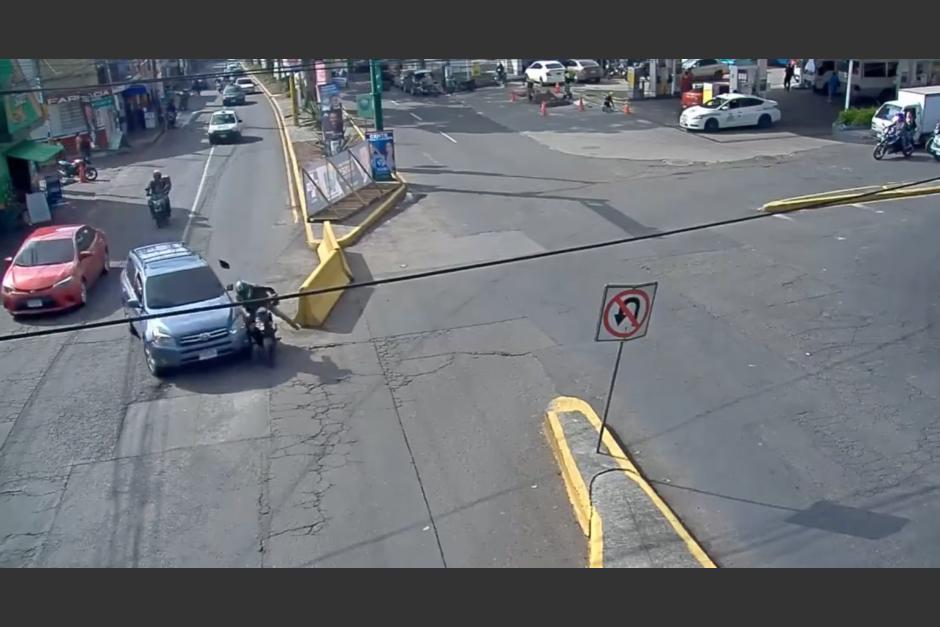 Un fuerte accidente de tránsito entre una motocicleta y un vehículo quedó grabado en video. (Foto: captura de video)