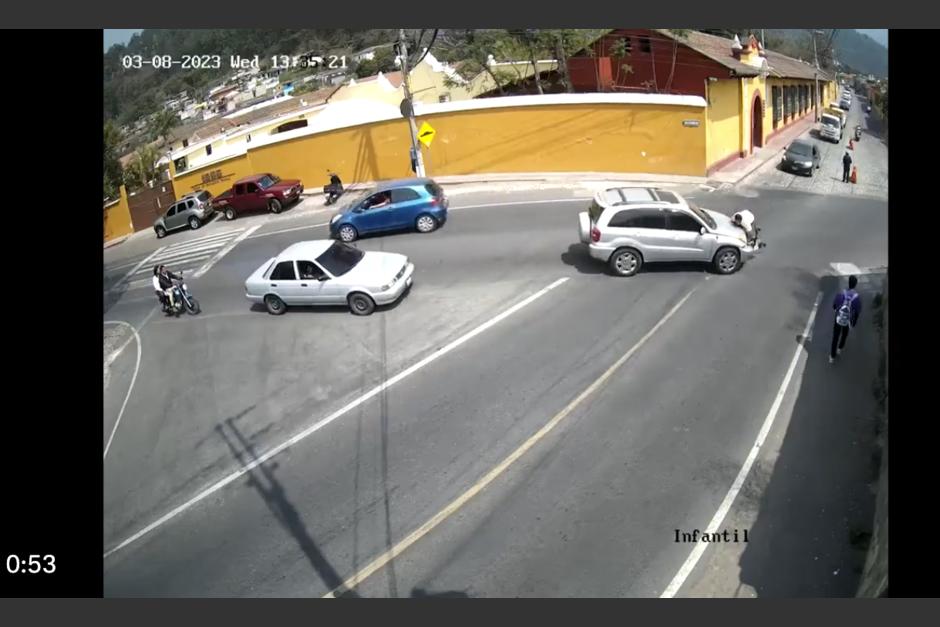 Varios accidentes automovilísticos en Antigua Guatemala quedaron registrados por cámaras de seguridad. (Foto: captura de pantalla)&nbsp;