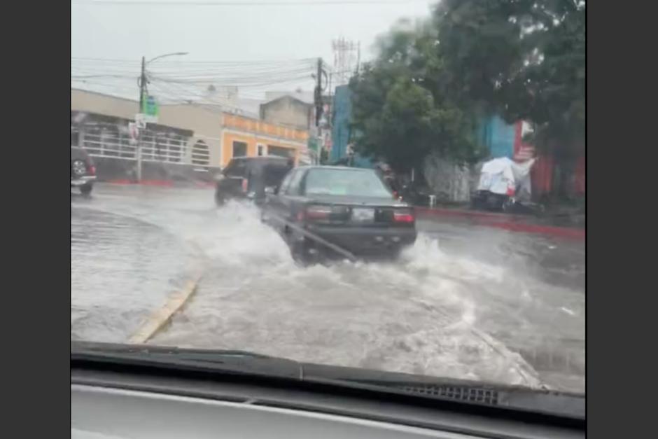 Reportan inundaciones en las calles de la Ciudad de Guatemala y municipios aledaños. (Foto: captura de video)