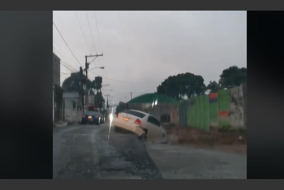 Conductor sufrió percance por reparaciones en una carretera y por una inundación provocada por las fuertes lluvias. (Foto: captura de pantalla)&nbsp;