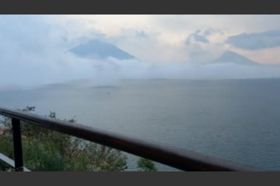La niebla cubrió de blanco el Lago de Atitlán. (Foto: captura de video)