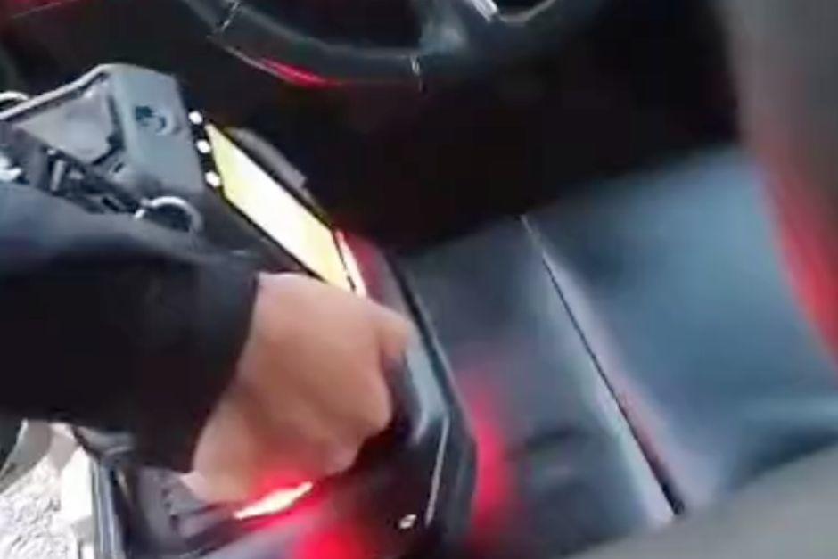 La PNC utiliza un extraño aparato durante la revisión de un vehículo. Según la PNC, es un aparato de rayos x que permite verificar si hay compartimientos ocultos en automóviles. (Foto: captura de pantalla)