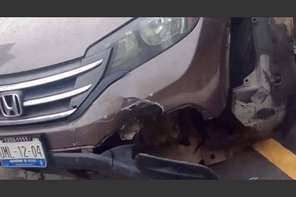 El carro con placas extranjeras que chocó y fue abandonado en la zona 14 capitalina. (Foto: captura de video)