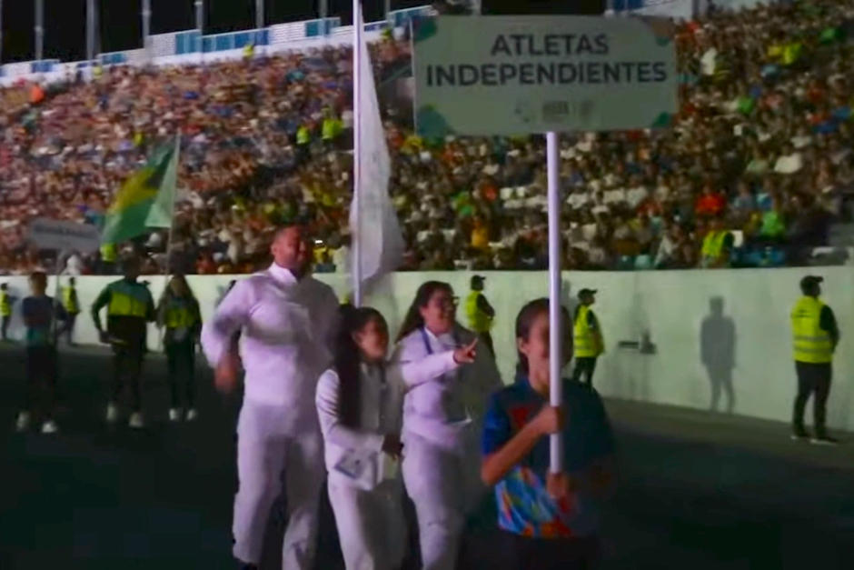 Así desfiló la reducida delegación de Guatemala. (Foto: Oficial)