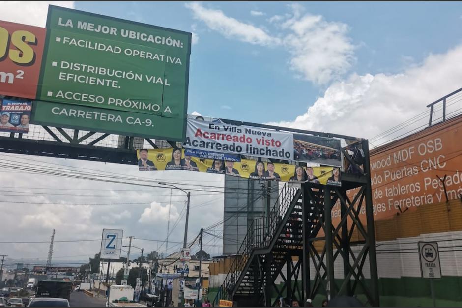 Colocan manta en pasarela de Villa Nueva, en donde advierten que lincharán a los "acarreados". (Foto: Soy502)