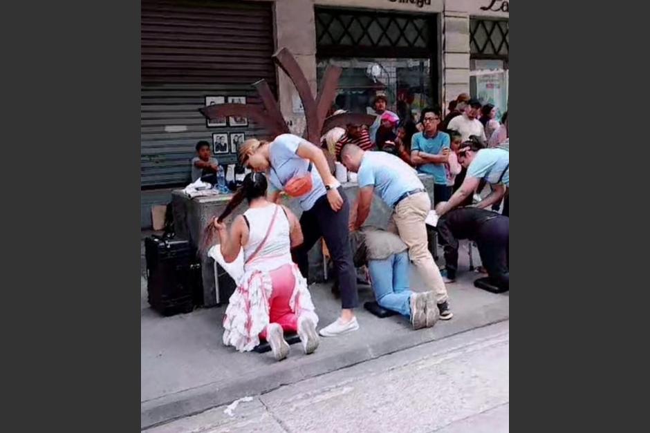 Guatemaltecos en la Sexta Avenida llamaron la atenci&oacute;n entre los transe&uacute;ntes del lugar. (Foto: captura de video)