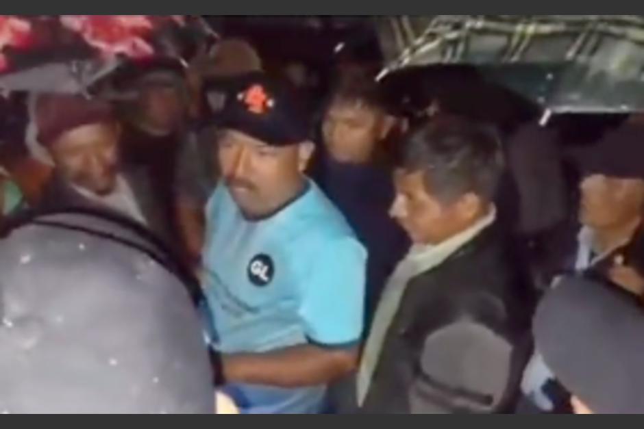 El Concejal fue sorprendido con armas de fuego por autoridades locales. (Foto: captura video)