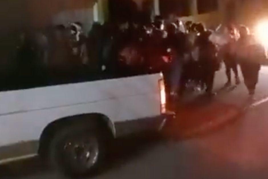 Anoche, vecinos de San José del Golfo interceptaron un autobús con supuestos "acarreados". (Foto: Captura de pantalla)