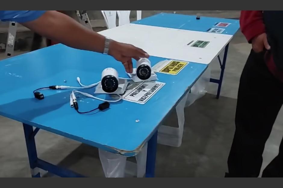 Dos hombres fueron detenidos tras ser captados instalando cámaras en un centro de votación. (Foto: captura de video)