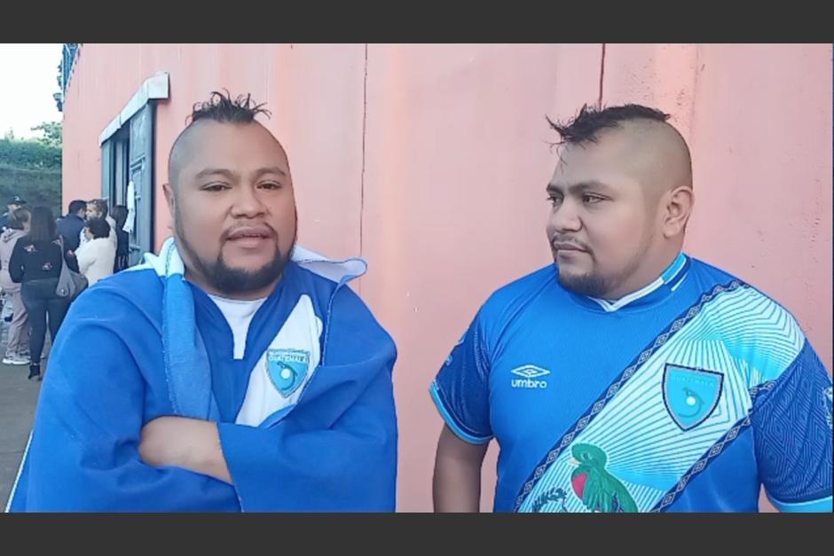 Los gemelos Luis y Fernando acudieron desde temprano a emitir su voto.&nbsp;(Foto: Karla Guti&eacute;rrez/Soy502)