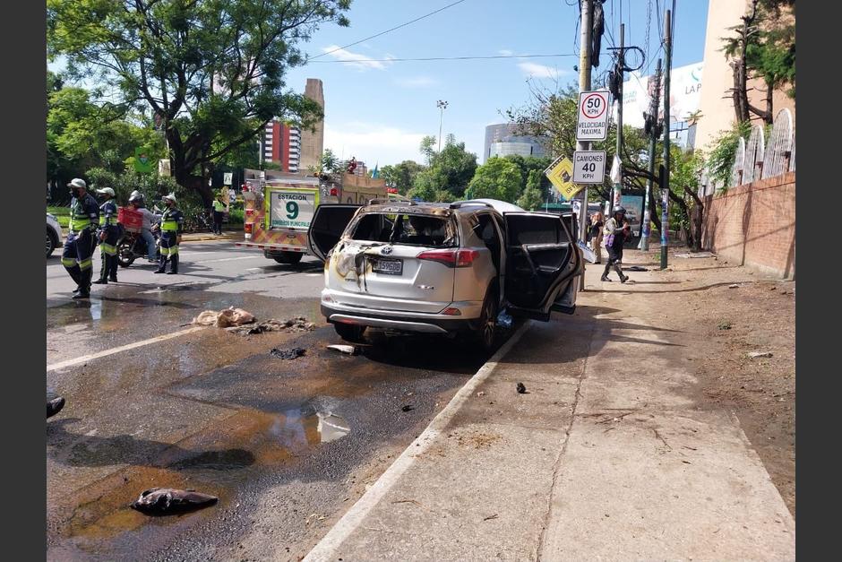 Lo que se sabe de la supuesta bomba molotov que habría provocado un incendio afuera de un centro de votación en la zona 14. (Foto: PNC)