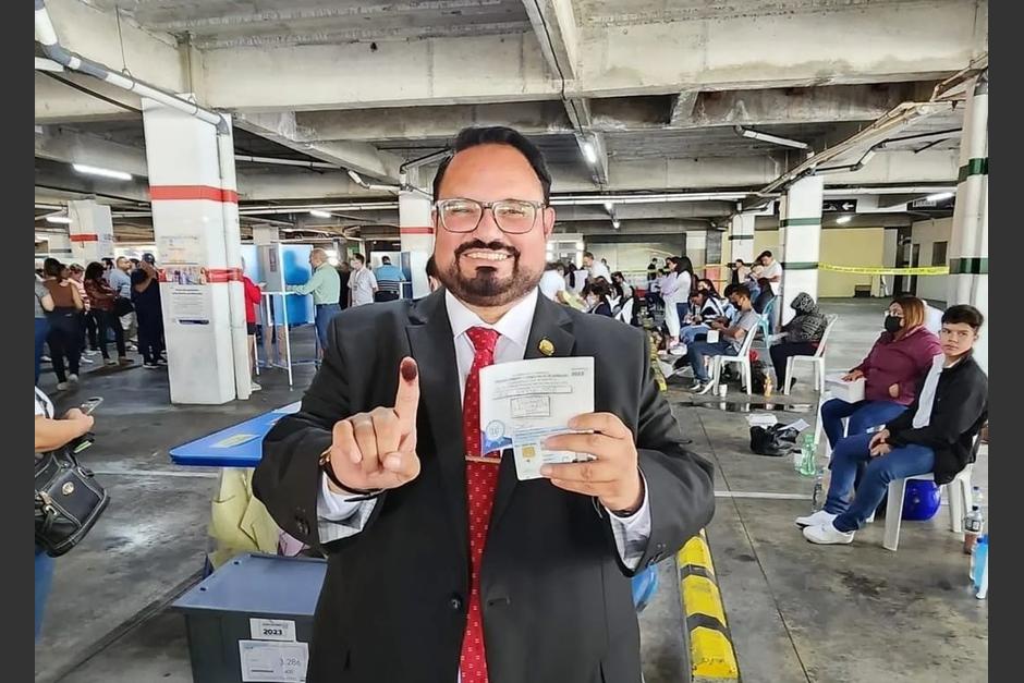 Giulio Talamonti acudi&oacute; a votar con su familia este domingo. (Foto: captura de video)