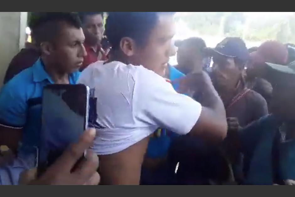 Un grupo de personas oblig&oacute; a un hombre a quitarse la playera de un partido pol&iacute;tico cuando pretend&iacute;a ingresar a un centro de votaci&oacute;n. (Foto: captura de pantalla)
