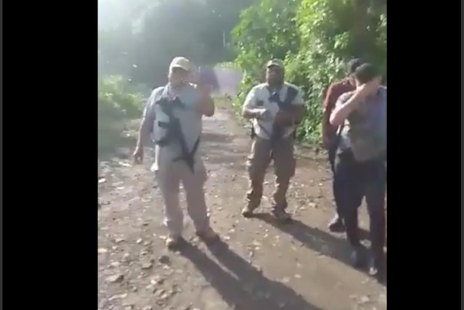 Un grupo de hombres armados trató de impedir el voto a un grupo de mujeres. (Foto: Captura de video)