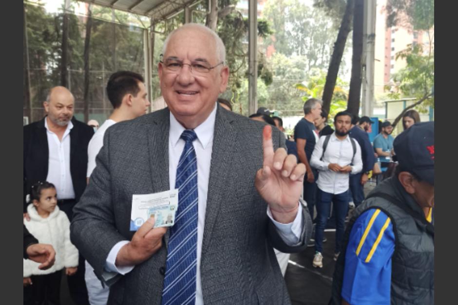 El candidato presidencial de Partido Azul emiti&oacute; su voto este domingo en zona 14. (Foto: Fabi&aacute;n Fuentes/Soy502)