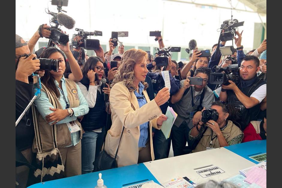 Así votó Sandra Torres a media mañana, en la primera vuelta electoral. (Foto: Jesús Alfonso/Soy502)