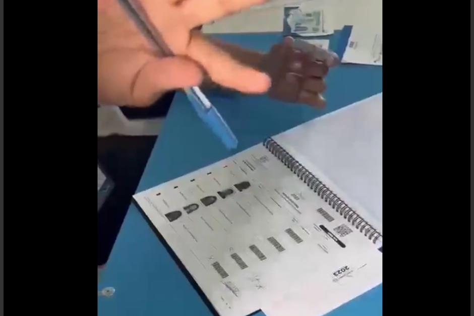 La mujer se encontr&oacute; con la sorpresa de que ya hab&iacute;a votado. (Foto: Captura de video)