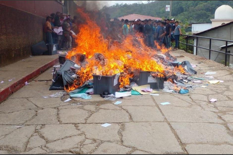 Vecinos quemaron las papeletas electorales y acarrearon con todo a su paso, incluyendo insumos de construcción. (Foto: RRSS)