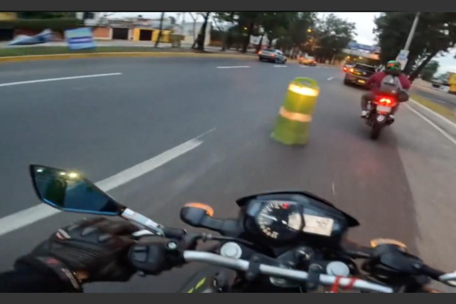 El motorista grab&oacute; el momento exacto en que impact&oacute; contra un trafitambo. (Foto: captura de video)