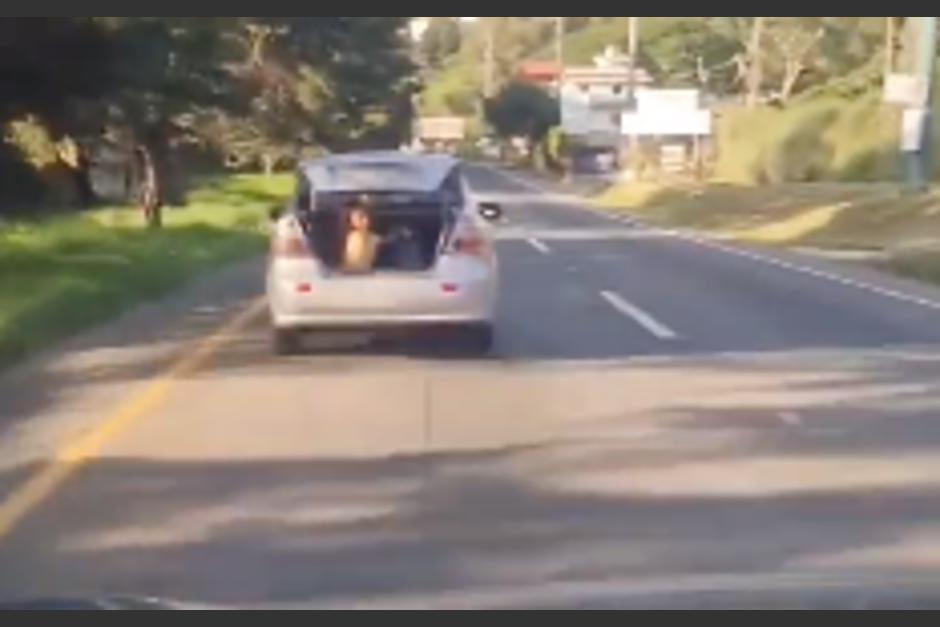 Un conductor fue captado trasladando a una niña en el baúl del carro. (Foto: captura de video)