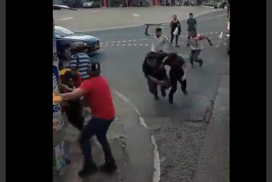 La brutal pelea de un grupo de hombres quedó captada en video. (Foto: captura de pantalla)&nbsp;
