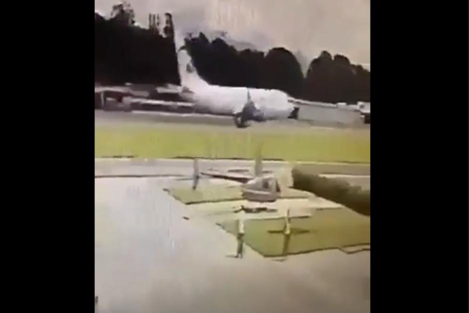 Un video del momento de un "choque" entre dos aeronaves en La Aurora se viralizó en redes sociales. (Foto: captura de pantalla)&nbsp;