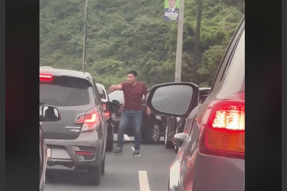 Conductor quiso provocar pelea en pleno tráfico de la ciudad capital de Guatemala, pero se llevó una sorpresa. (Foto: Captura de pantalla)