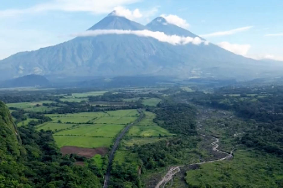 El impresionante paisaje de los volcanes Fuego y Acatenango captado desde un dron. (Foto: tik tok)