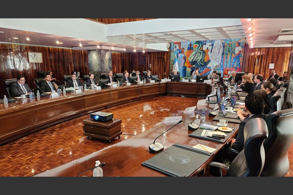 La delegaci&oacute;n del Fondo Monetario Internacional se re&uacute;ne con autoridades para analizar la econom&iacute;a de Guatemala. (Foto: Banguat)