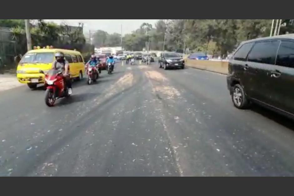 Los desechos de pollo que quedaron tirados en la carretera al Pacífico y que afectan la movilidad en el kilómetro 18, en dirección al sur. (Foto: Captura de video)
