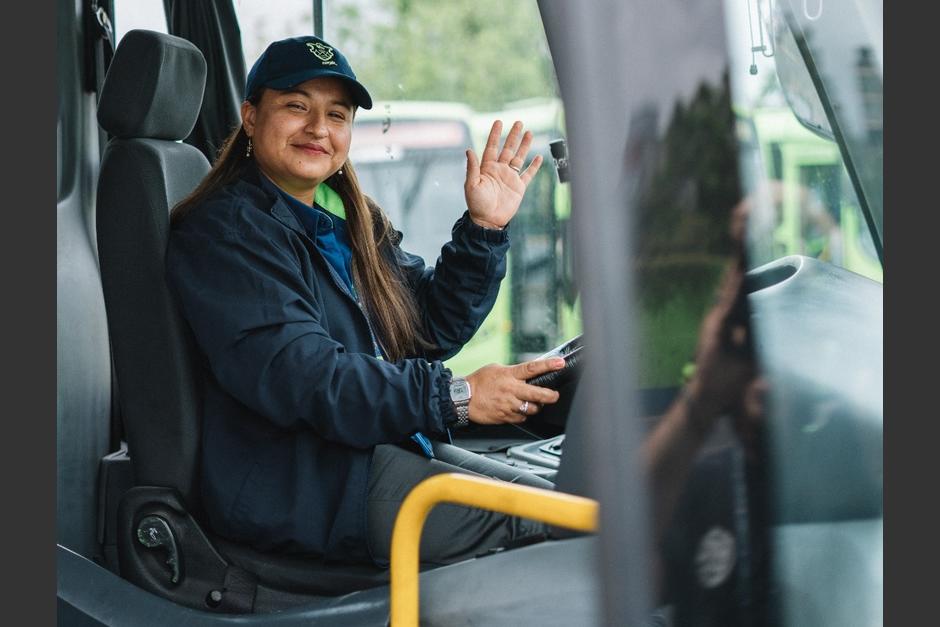Hombres y mujeres pueden postularse a 75 plazas disponibles para ser pilotos de Tu Bus. (Foto: Muni Guate)
