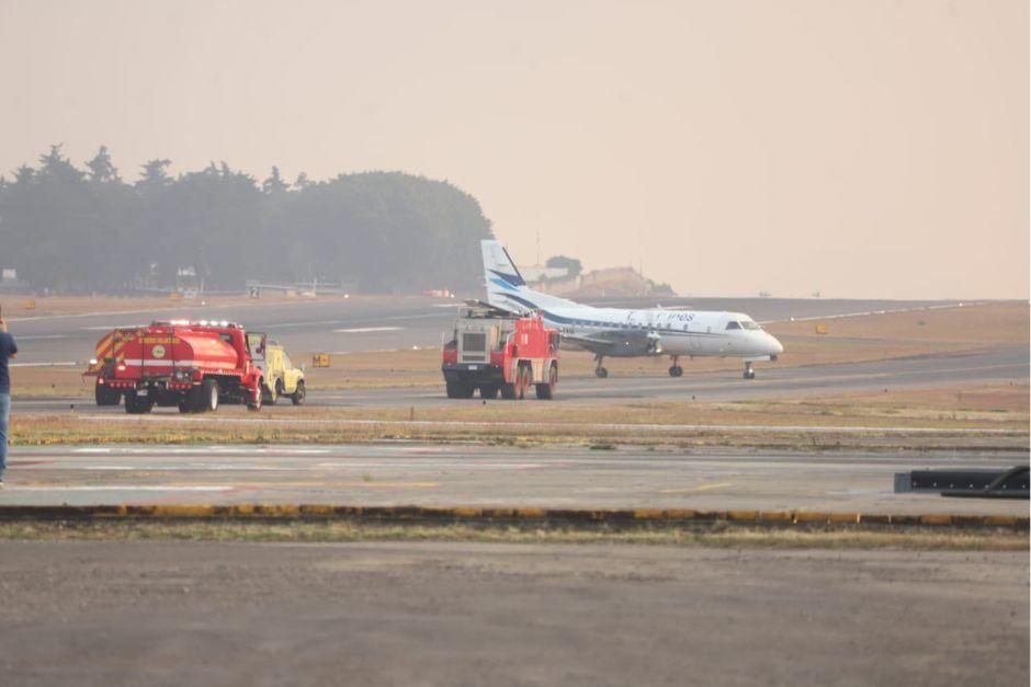 Durante la tarde de este miércoles 1 de marzo un avión realizó un aterrizaje de emergencia en el Aeropuerto Internacional La Aurora. (Foto: Bomberos Voluntarios)
