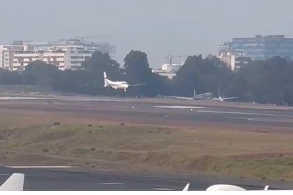 Durante la tarde de este 1 de marzo, un avi&oacute;n tuvo que aterrizar de emergencia en la pista del Aeropuerto La Aurora. (Foto: captura de pantalla)