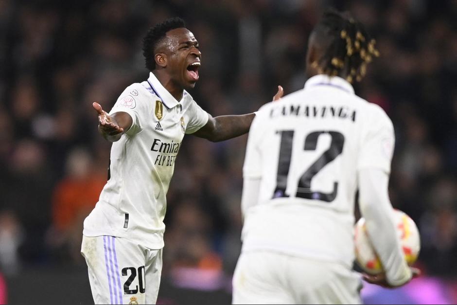 Vinicius no pudo brillar en la derrota del Real Madrid en su casa ante el Barcelona. (Foto: AFP)